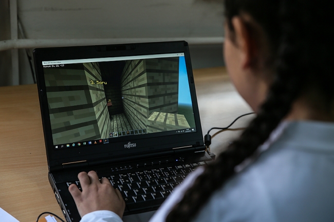 Bilgisayar oyunuyla dersi harmanladılar